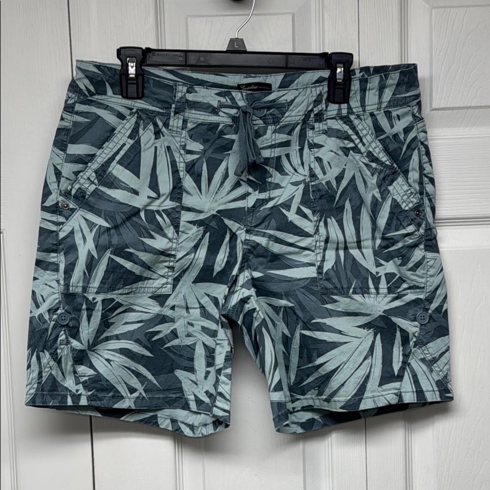 Tropical Leaf Print Women's Cargo Shorts, Size 12